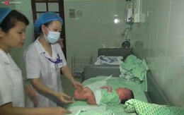 Quy trình tắm bé sơ sinh sau vụ điều dưỡng đánh rơi 5 trẻ